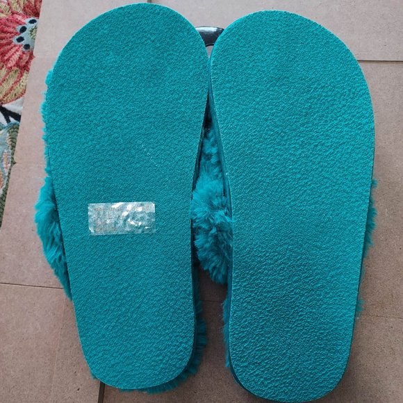 NWT Beverly Rock Footwear Fuzzy Thong Sandals Teal sz S 5-6 1/2 - Picture 2 of 5